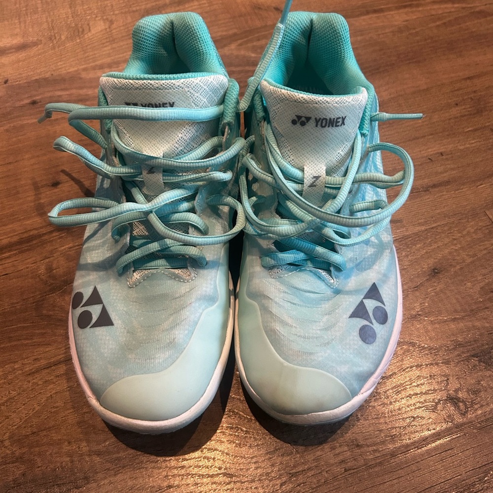 Yonex Power Cushion Aerus Z2 Court Shoe size 7